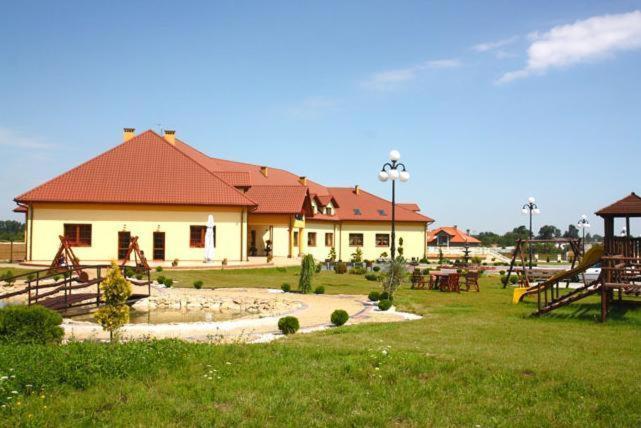Hotel Wasik Krogulcza Bagian luar foto