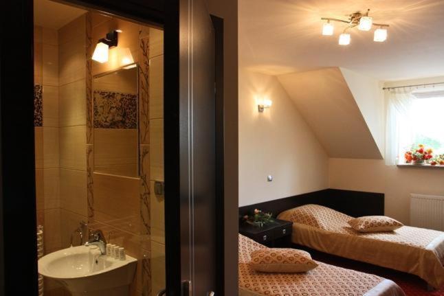 Hotel Wasik Krogulcza Bagian luar foto